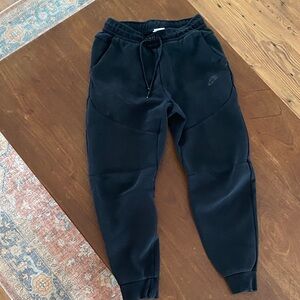 Nike Kids Black Sweatpants. Nike Tech pant